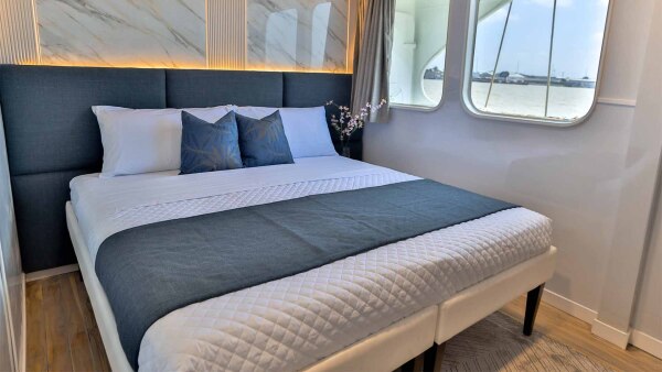 matrimonial-cabin-1-galaxy-diver-2